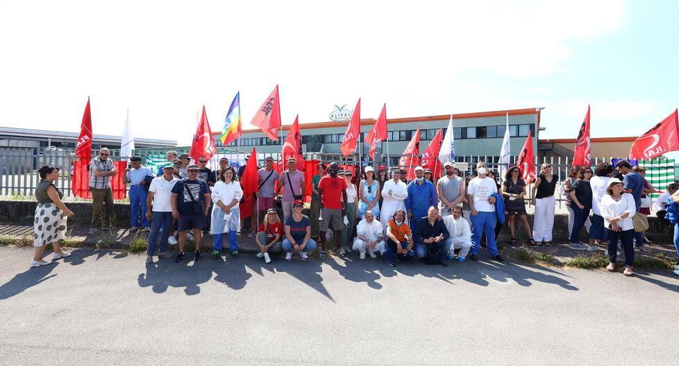 Alival, sindacati e lavoratori non cedono: «Ora l’azienda deve fare dietrofront» 