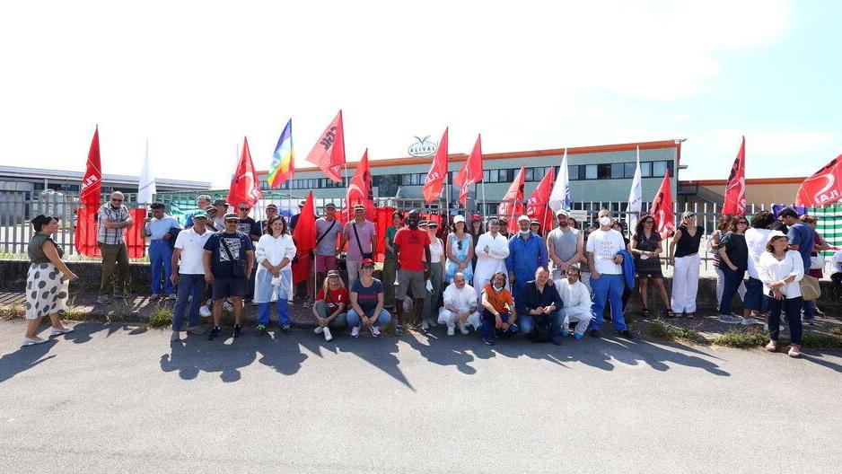 Alival, sindacati e lavoratori non cedono: «Ora l’azienda deve fare dietrofront»