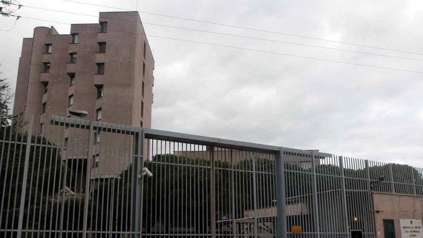 Mamma entra nel carcere di Livorno e porta la droga al figlio: condannata