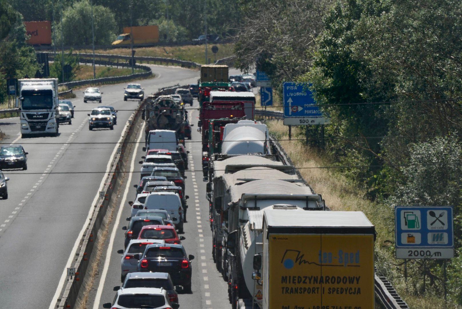 La coda che si è formata all'altezza di Ponsacco, sulla strada di grande comunicazione Firenze-Pisa-Livorno (Foto di Franco Silvi)