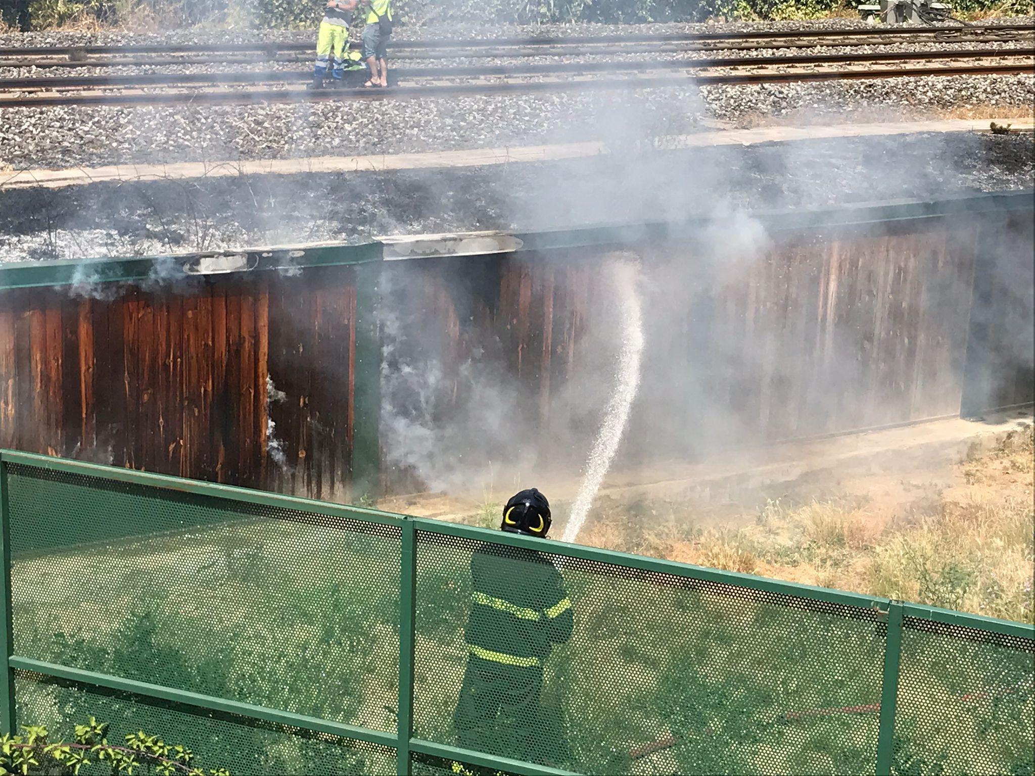 Prato, prende fuoco la staccionata della materna: bambini evacuati 