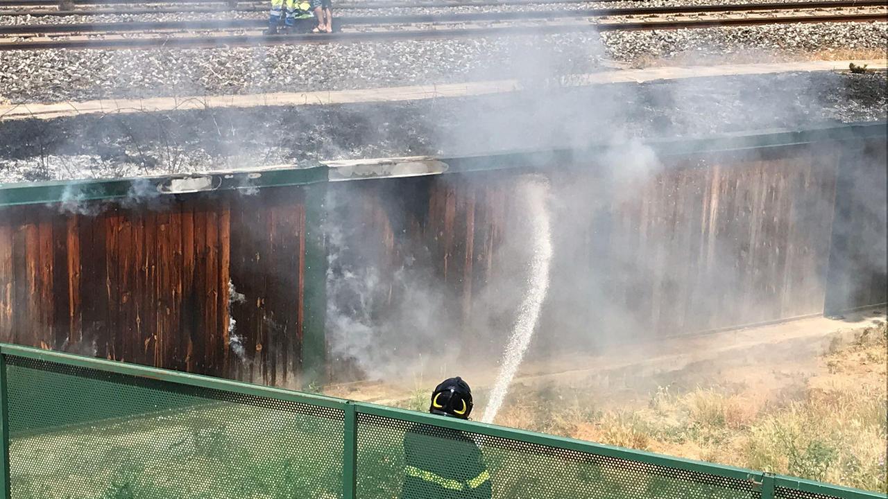 Prato, prende fuoco la staccionata della materna: bambini evacuati