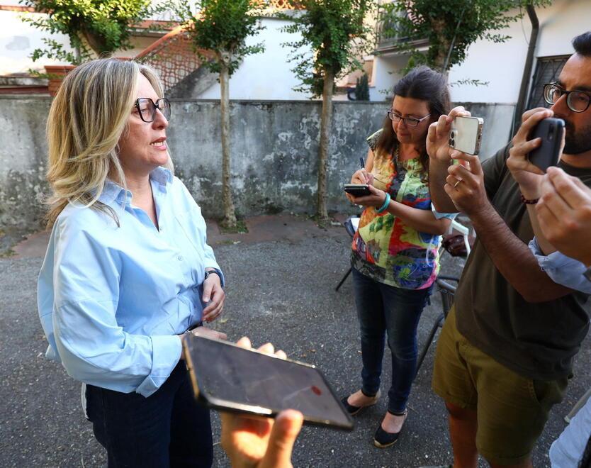 Federica Fratoni risponde alle domande dei giornalisti alla Casa del popolo diBonelle (Foto Nucci)