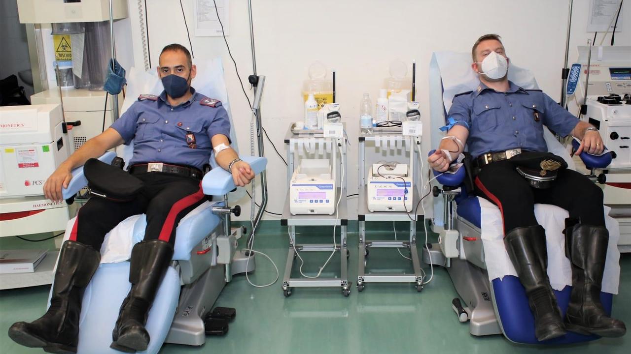 Due dei carabinieri che hanno donato il sangue