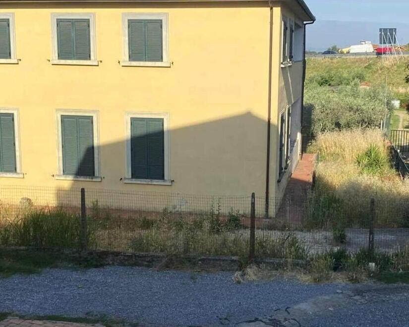 Abbandonata da anni nel degrado la casa per l’emergenza abitativa 