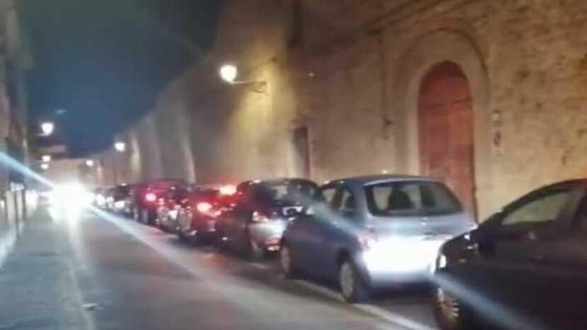 La fila di auto in corso Savonarola domenica notte