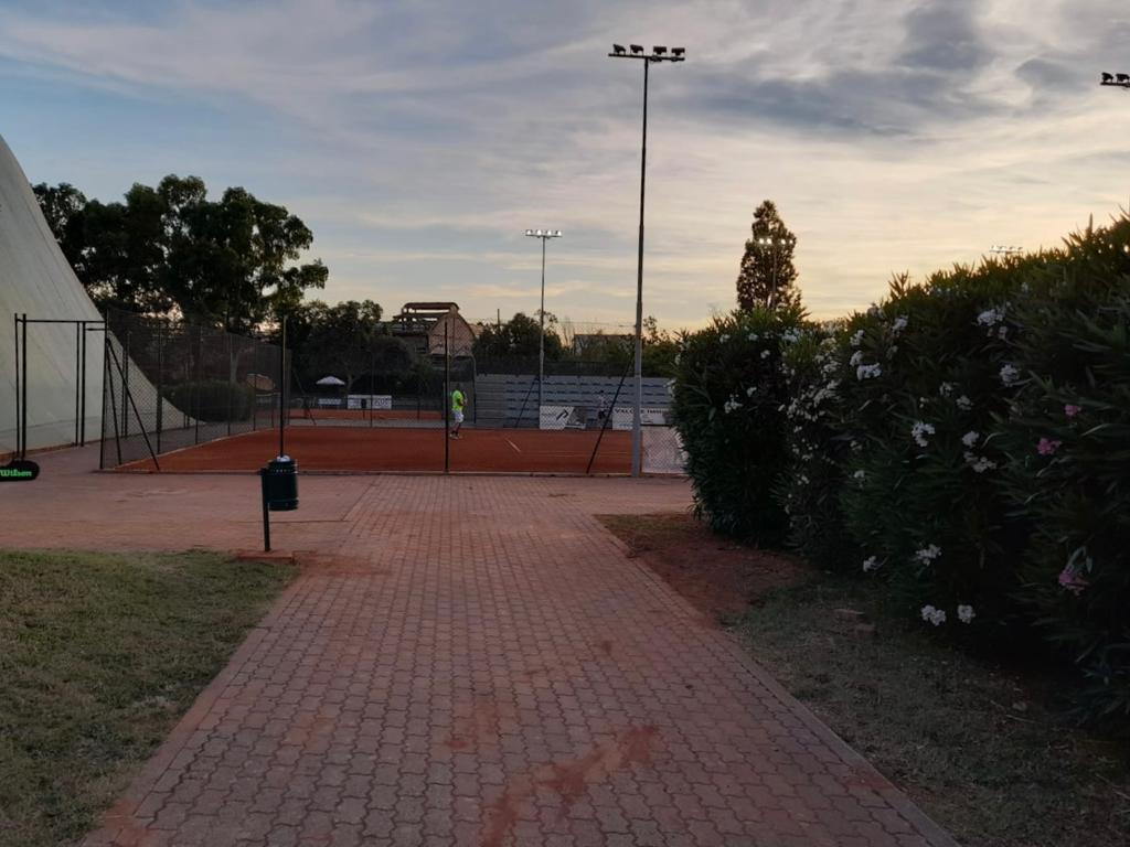 Ha un malore mentre guarda il figlio giocare a tennis, 59enne soccorso col defibrillatore