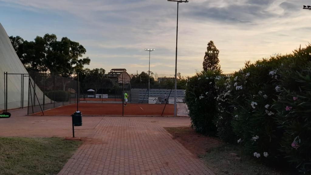 Ha un malore mentre guarda il figlio giocare a tennis, 59enne soccorso col defibrillatore
