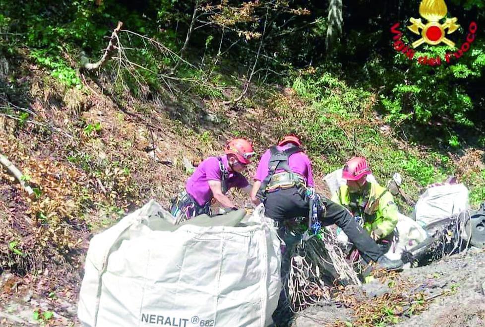 Villa Minozzo. Recuperati tutti i resti dell’elicottero precipitato sul Monte Cusna