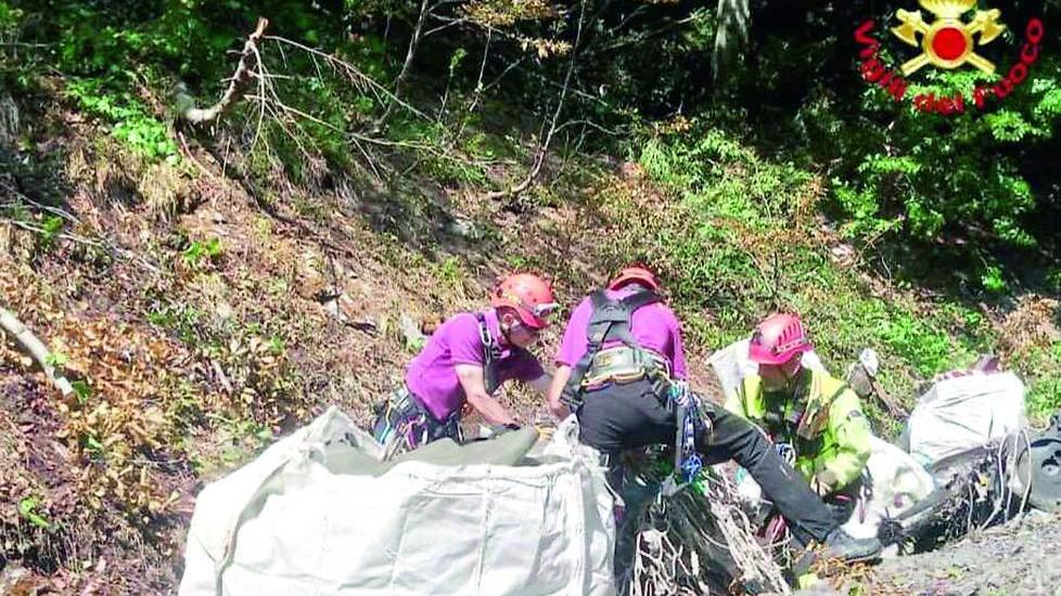 Villa Minozzo. Recuperati tutti i resti dell’elicottero precipitato sul Monte Cusna