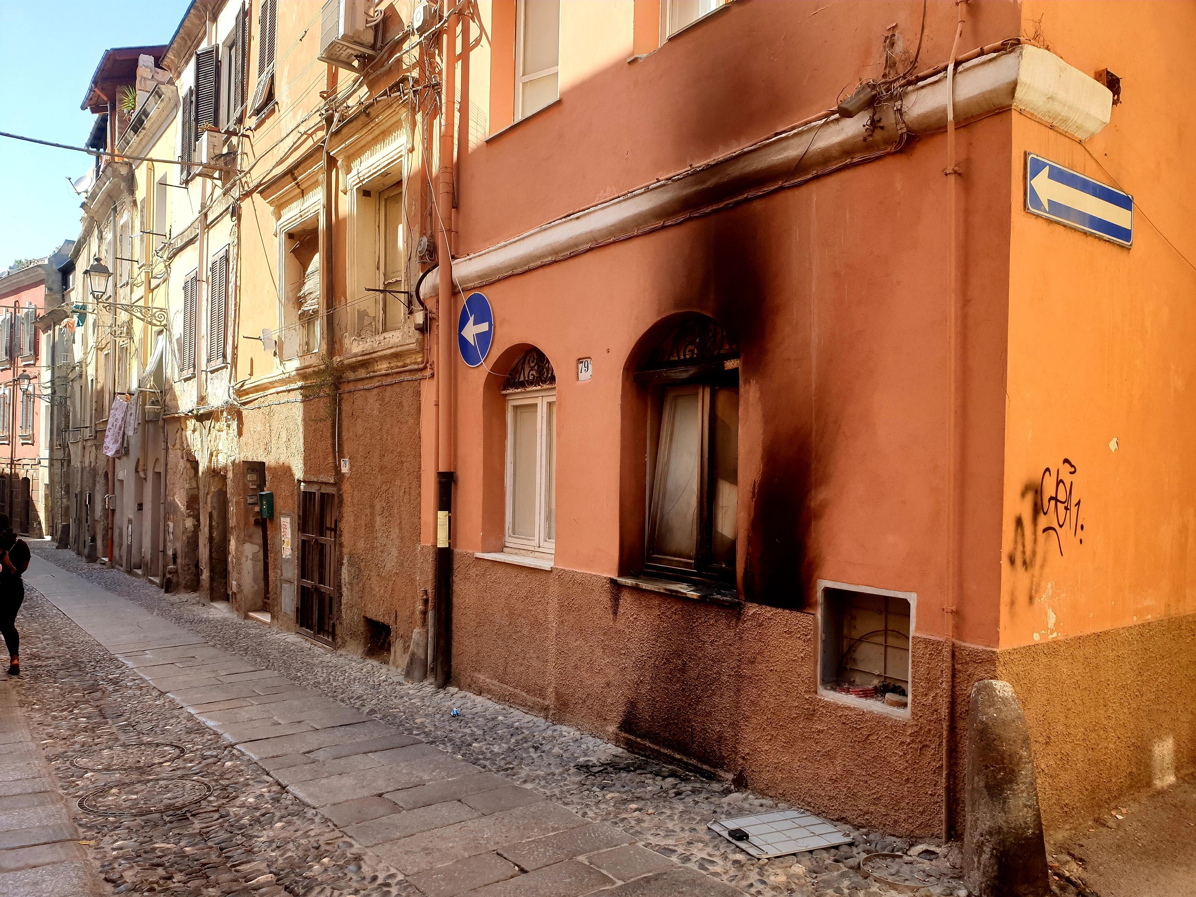 Sassari, finestra in fiamme: attentato in via Lamarmora