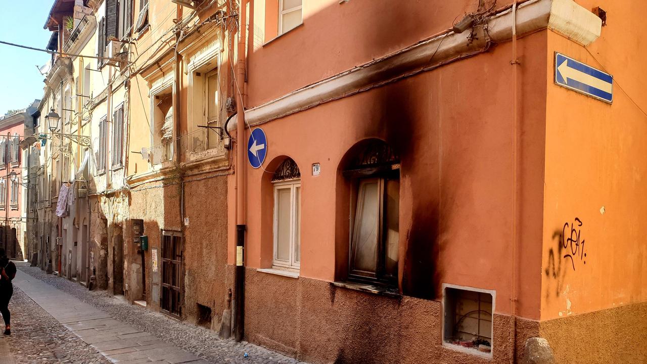Sassari, finestra in fiamme: attentato in via Lamarmora