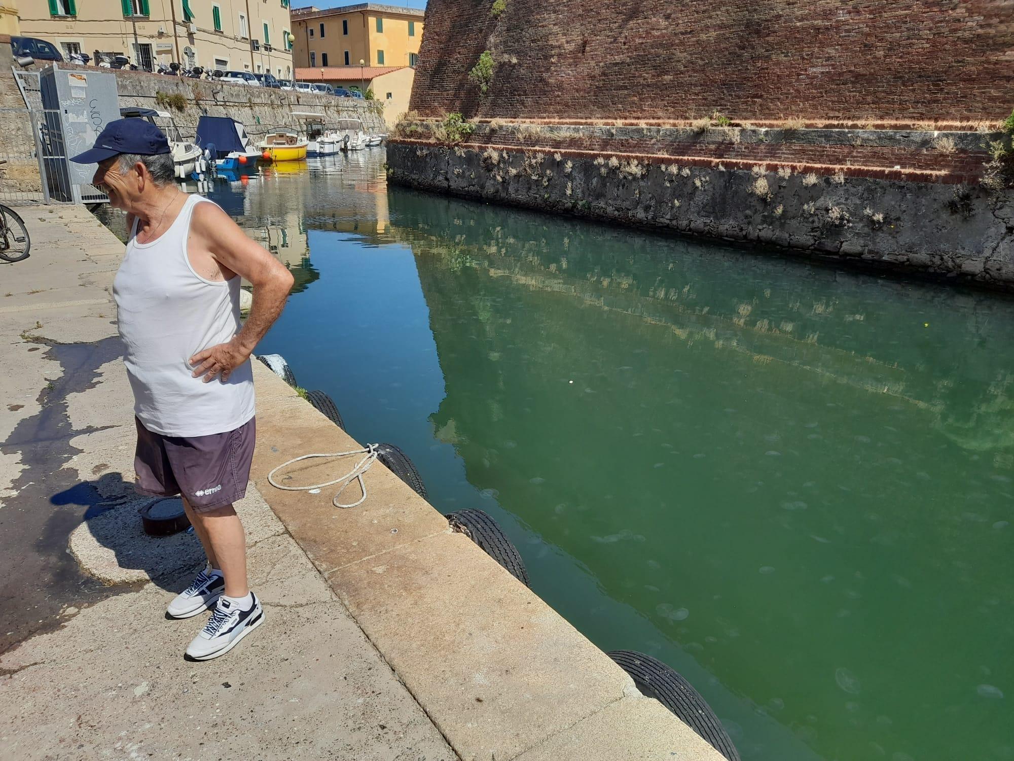 Angelo Travali e sullo sfondo le meduse nei fossi
