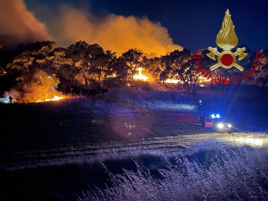 Incendio nella notte nelle campagne di Bottidda