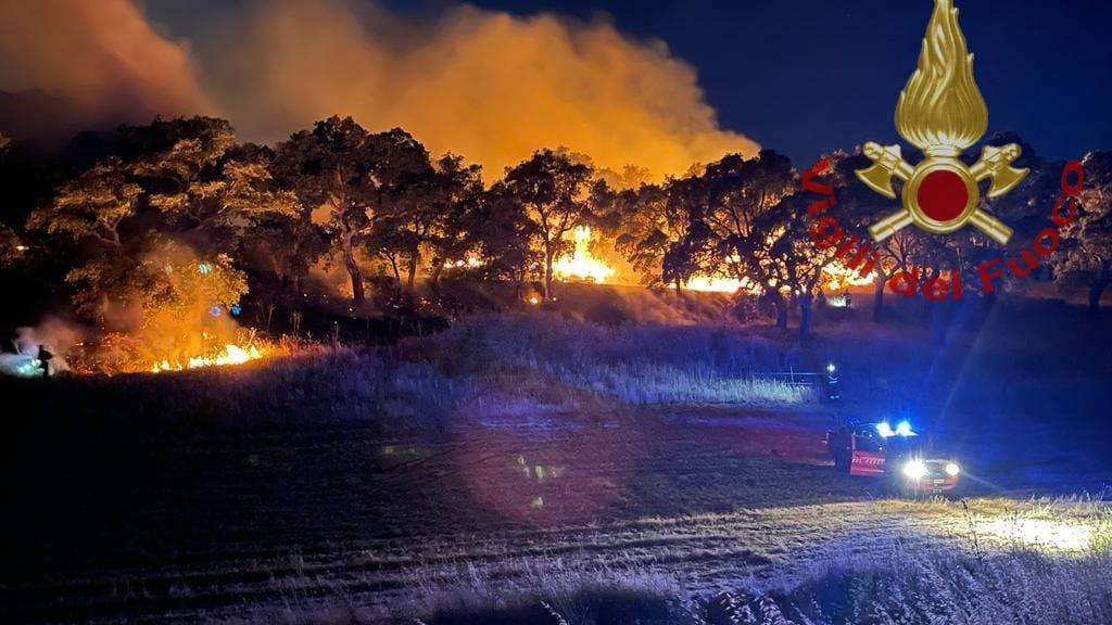 Incendio nella notte nelle campagne di Bottidda