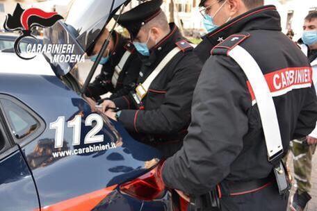 Cavezzo, ubriaco litiga con alcuni passanti e danneggia le auto in sosta: arrestato