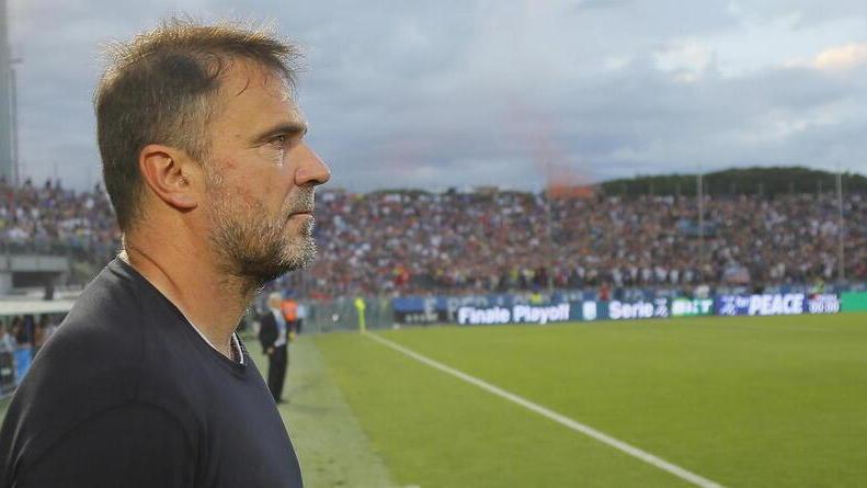 Un primo piano di Luca D’Angelo e sullo sfondo la curva Nord