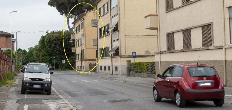 Nel cerchio giallo il palazzo di via Indipendenza accanto al quale passa il tracciato della Via del Mare
