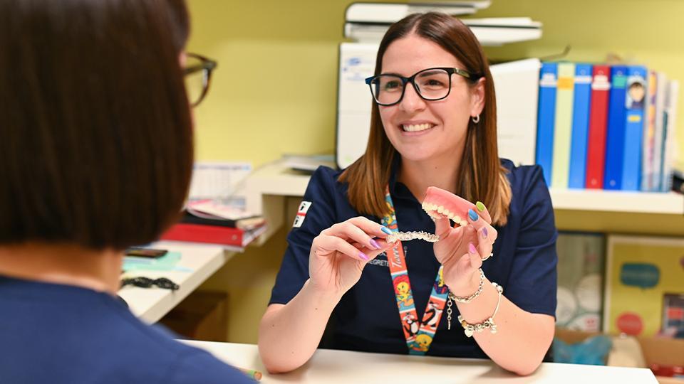Un sorriso smagliante senza traumi con l’ortodonzia invisibile