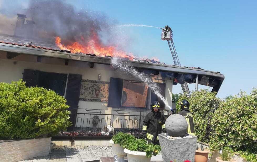 Incendio distrugge il magazzino, il bilancio del rogo a Porto Garibaldi 