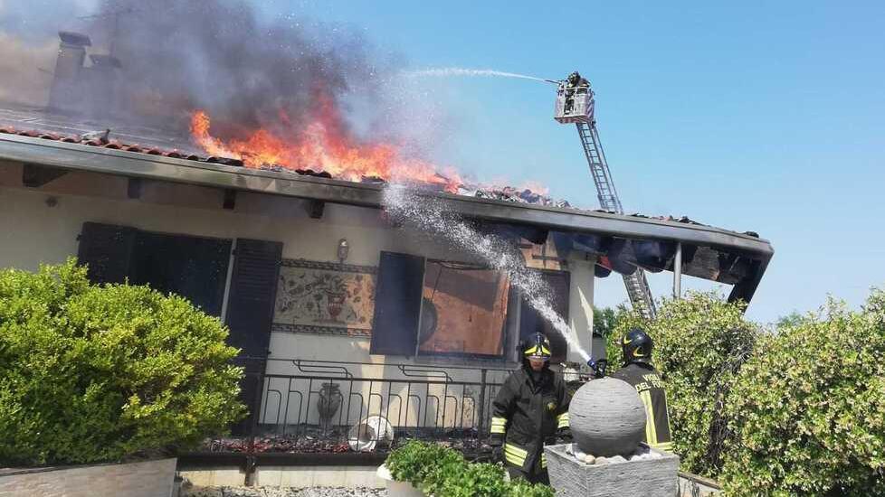Incendio distrugge il magazzino, il bilancio del rogo a Porto Garibaldi