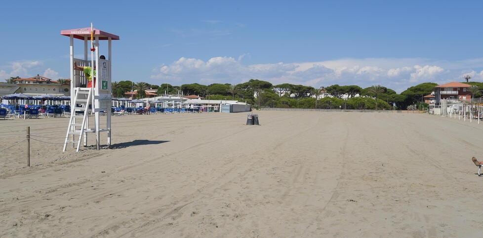 il tratto di spiaggia davanti all’hotel nella zona di Villa Gaia dove sorgerà lo stabilimento balneare dell’hotel Terme Marine Leopoldo II di Lorena