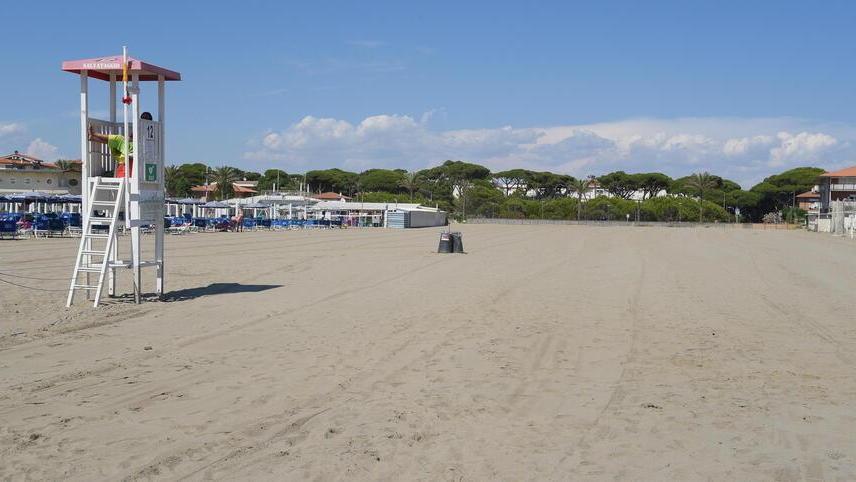 il tratto di spiaggia davanti all’hotel nella zona di Villa Gaia dove sorgerà lo stabilimento balneare dell’hotel Terme Marine Leopoldo II di Lorena