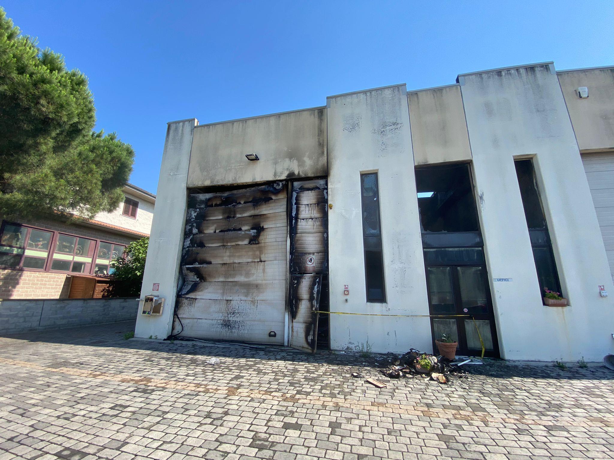 Brucia il capannone di un calzaturificio, danni per migliaia di euro   
