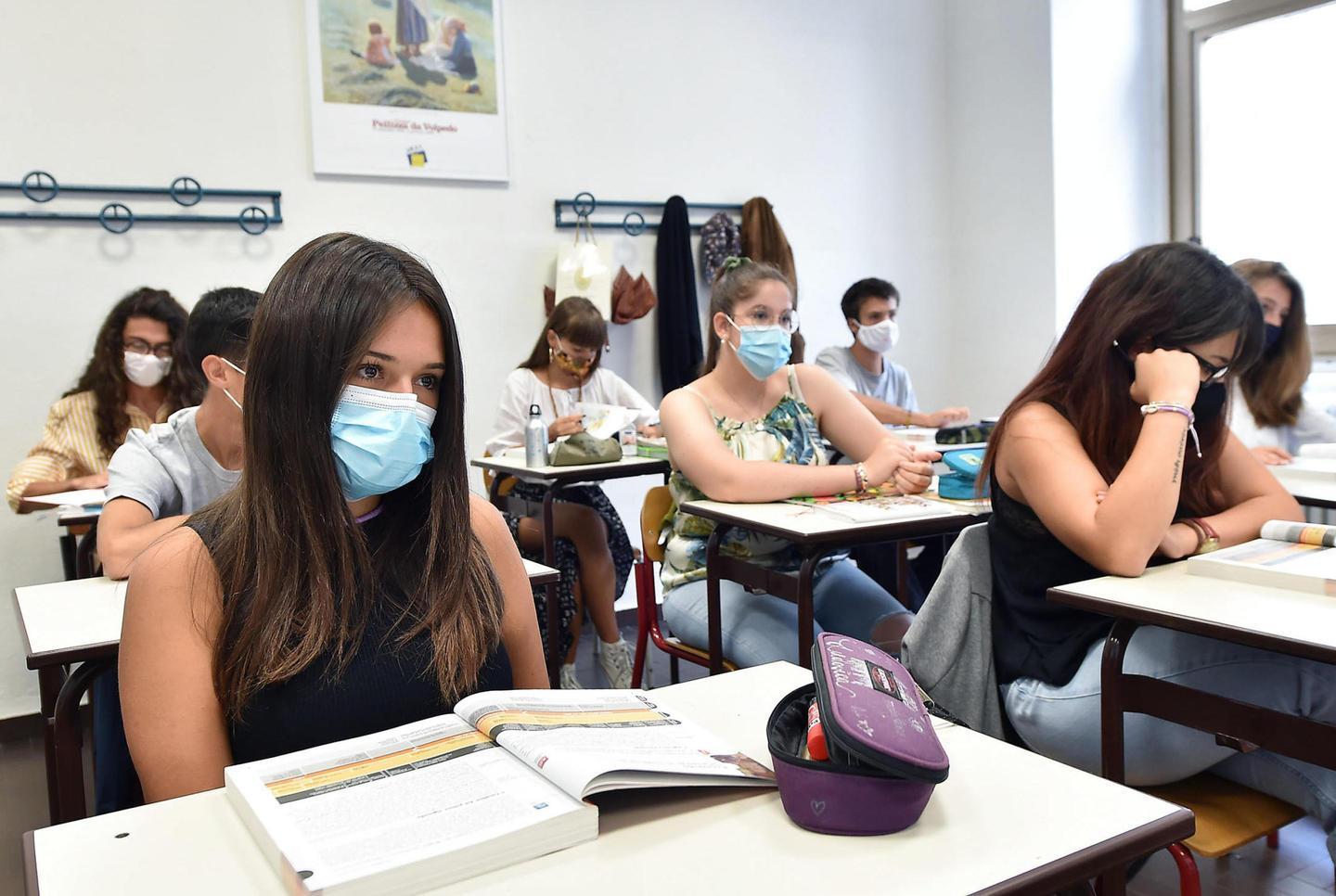 Coronavirus: addio alle mascherine, proroga soltanto per i bus 