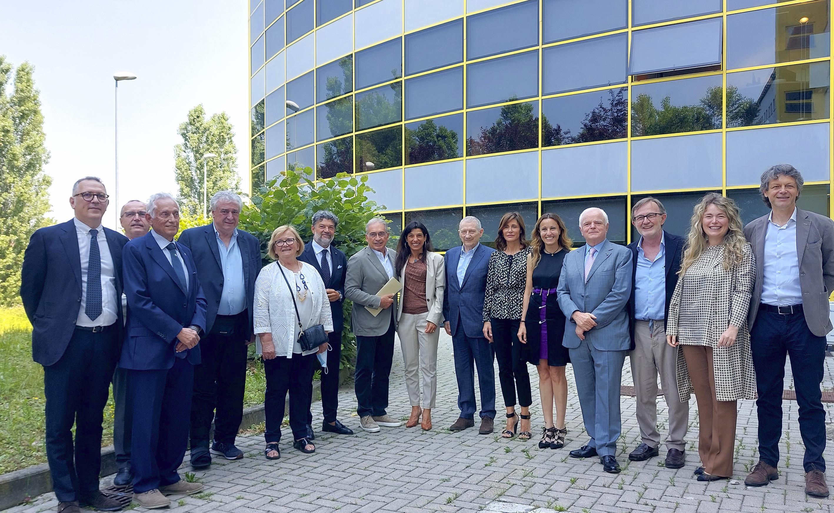 Gli imprenditori sassolesi della ceramica protagonisti della donazione davanti all'ospedale