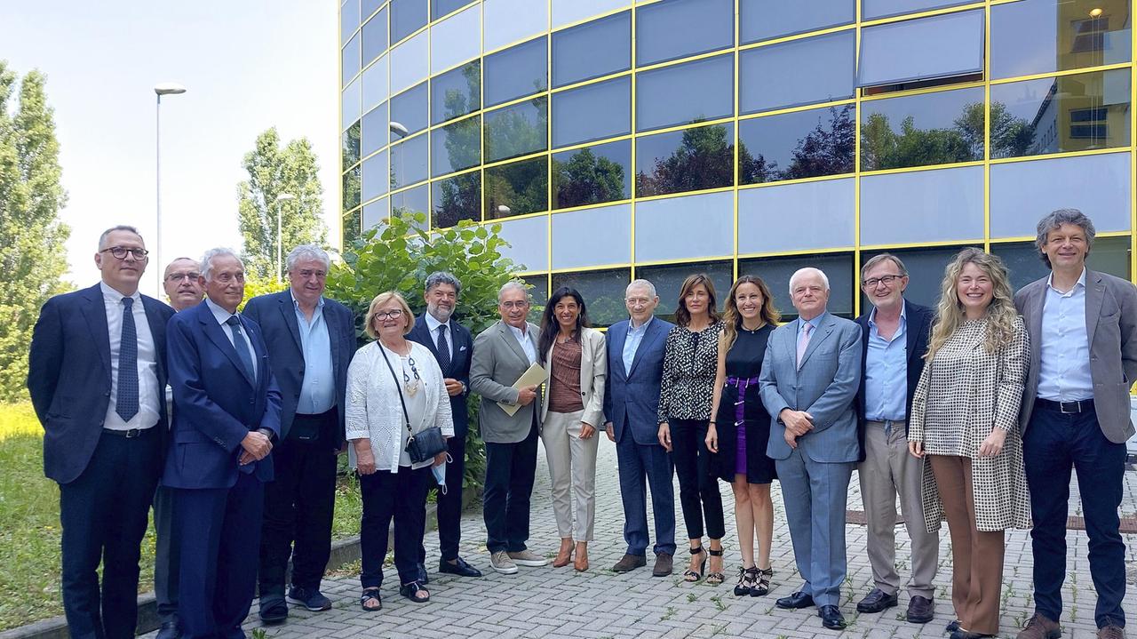 Gli imprenditori sassolesi della ceramica protagonisti della donazione davanti all'ospedale