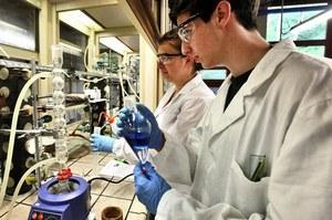 Un laboratorio in un'azienda del Distretto Biomedicale di Mirandola e della Bassa