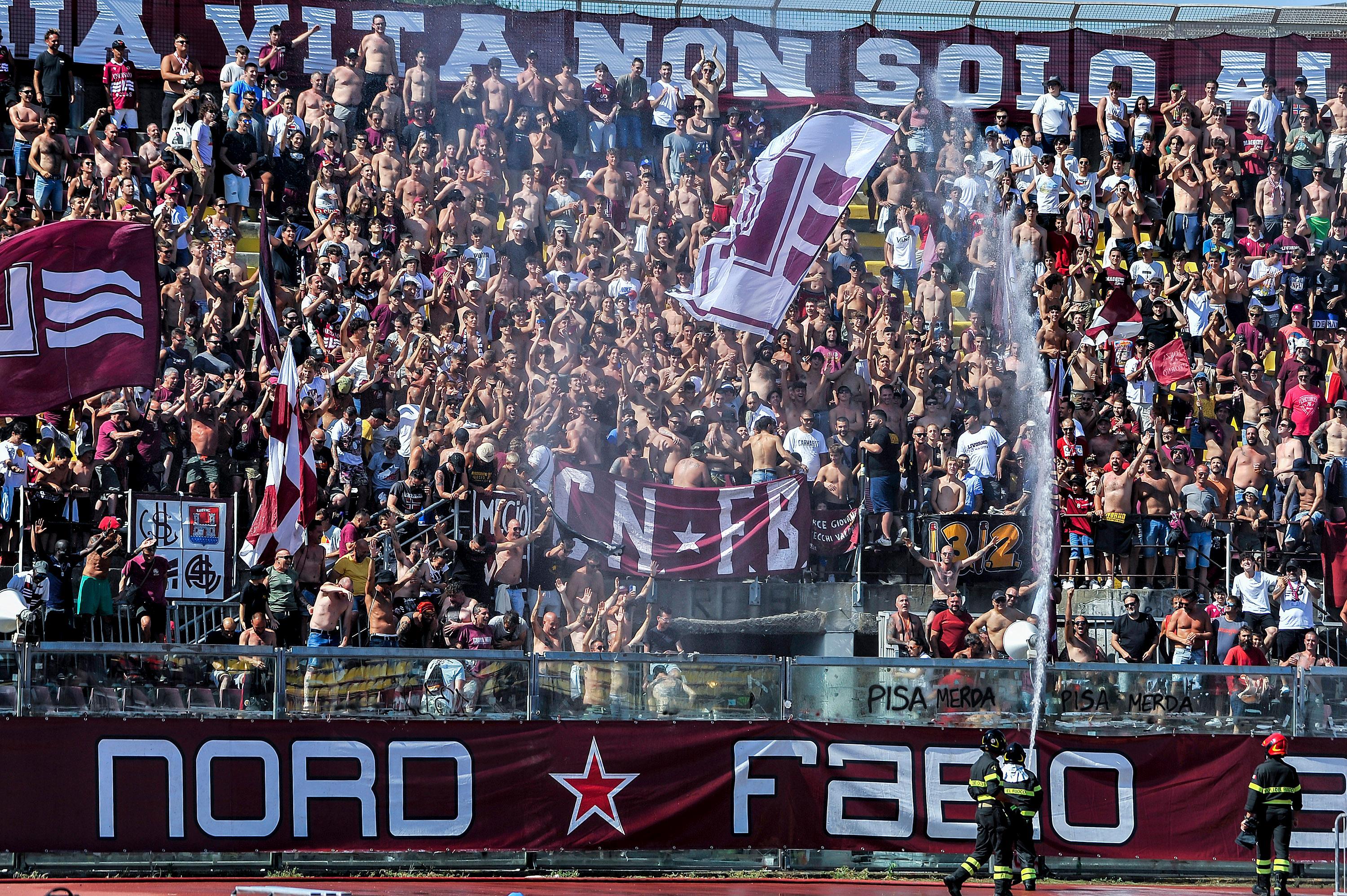 Tifosi del Livorno durante il match col Pomezia (foto Masini/Silvi)