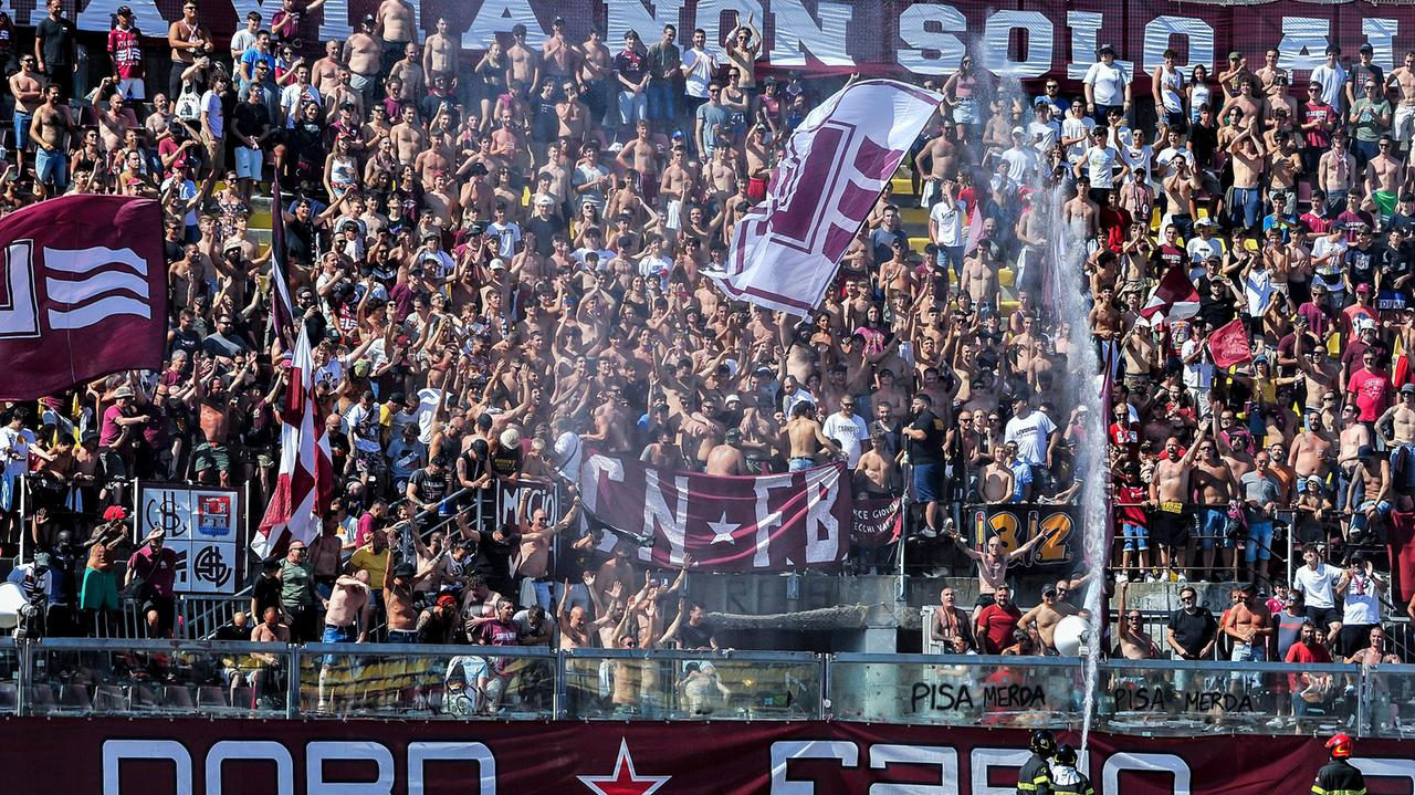 Tifosi del Livorno durante il match col Pomezia (foto Masini/Silvi)