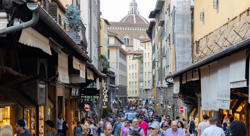 Un’immagine di via Por Santa Maria, dove si è consumata la tentata rapina ai danni dei due studenti statunitensi
