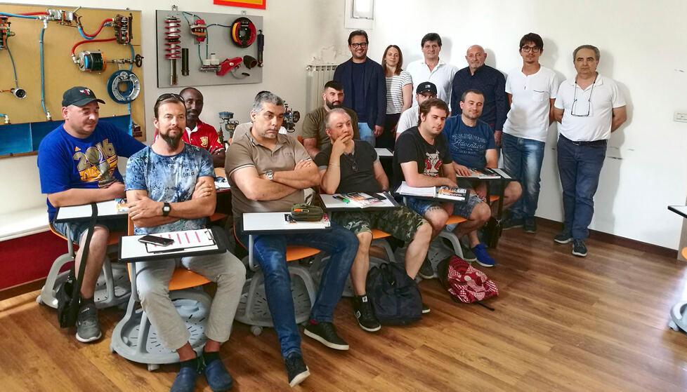 Verso il lavoro che c'è, ma manca il personale: ecco la scuola per camionisti 