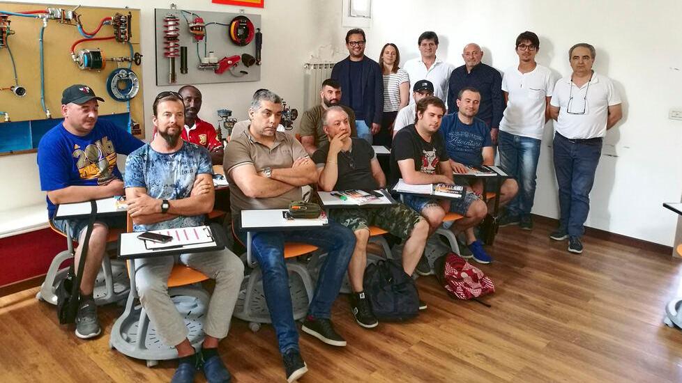 Verso il lavoro che c'è, ma manca il personale: ecco la scuola per camionisti