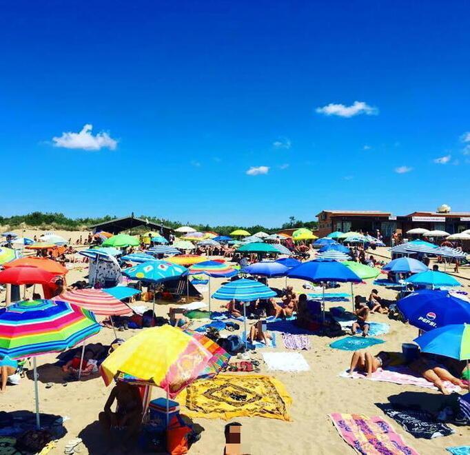 Insultati in spiaggia a Tirrenia perché gay: «Andate in bagno a baciarvi, ci sono i bambini» 