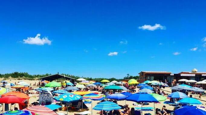Insultati in spiaggia a Tirrenia perché gay: «Andate in bagno a baciarvi, ci sono i bambini»