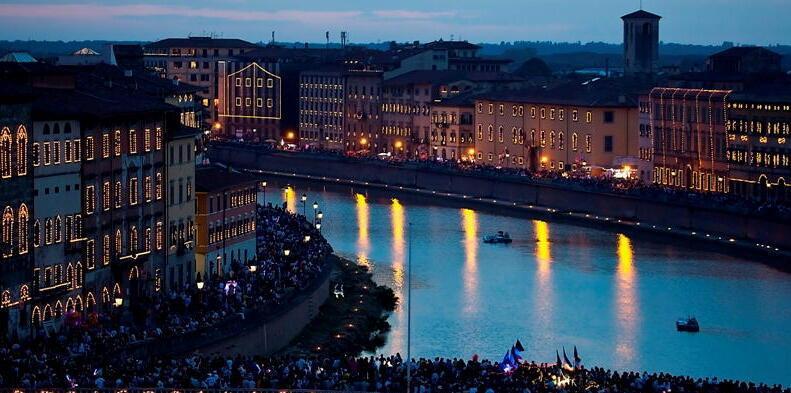 Pisa, torna la magia della Luminara. Divieti per vetro e musica 