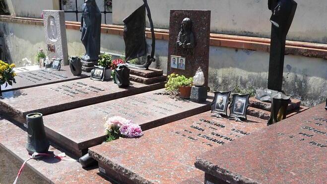 Lucca, nuova razzia della gang del rame nei cimiteri