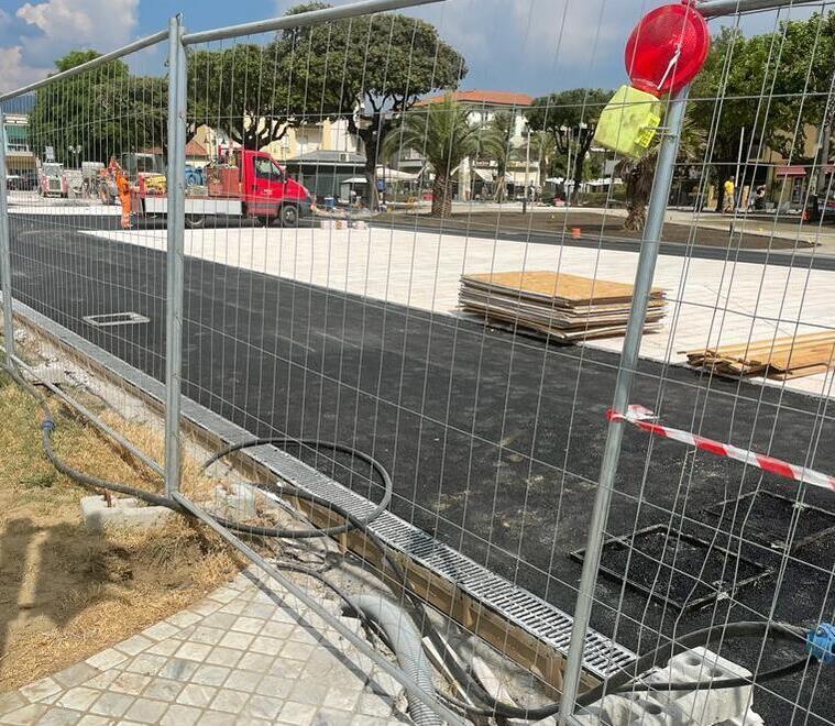 Pietrasanta, l'appello dei commercianti: bisogna riaprire piazza XXIV Maggio alle auto 