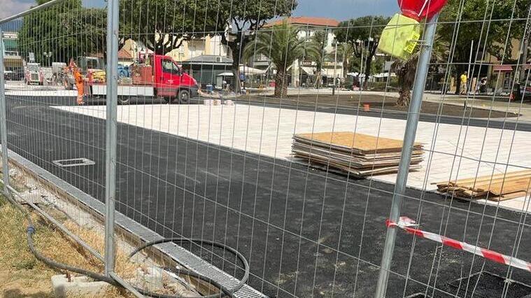 Pietrasanta, l'appello dei commercianti: bisogna riaprire piazza XXIV Maggio alle auto