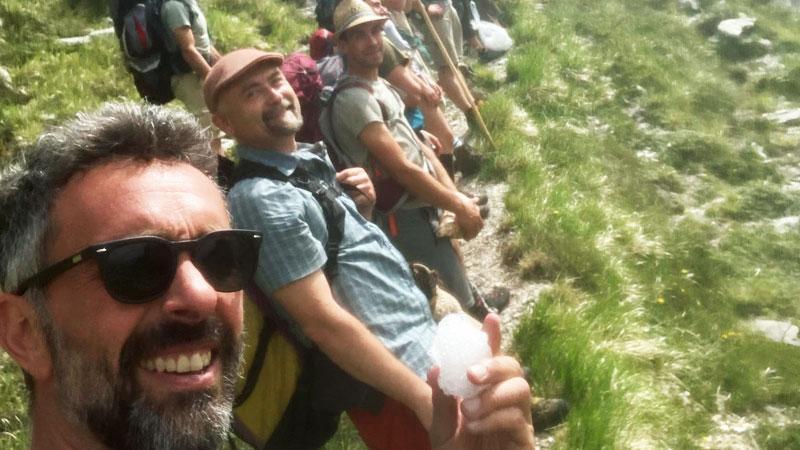 Il gruppo di Cardoso insieme alla troupe di Geo&Geo durante la rievocazione storica degli “Uomini della Neve”