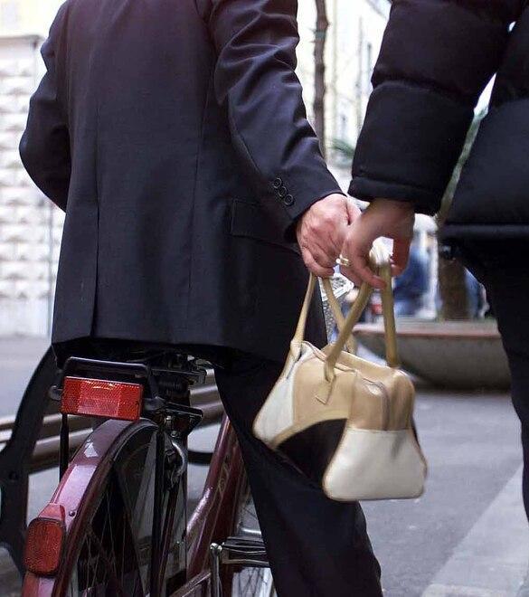 L’abbraccia con una scusa e gli sfila la collana d’oro pensionato derubato in strada