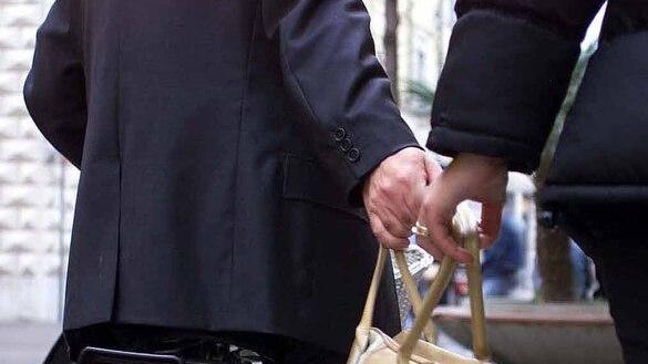 L’abbraccia con una scusa e gli sfila la collana d’oro pensionato derubato in strada