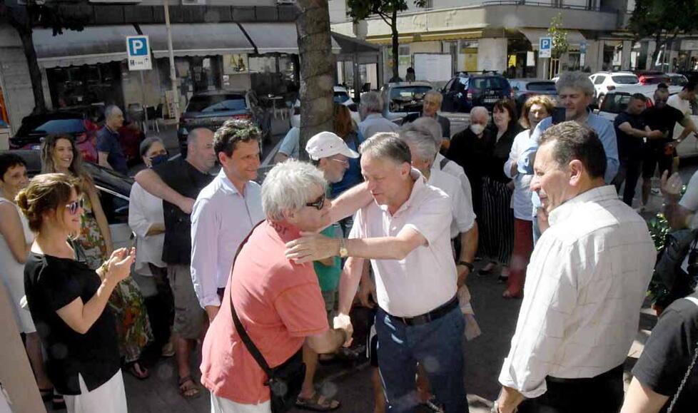 Il sindaco Roberto Valettini saluta i cittadini dopo  avere appreso l’esito favorevole del voto