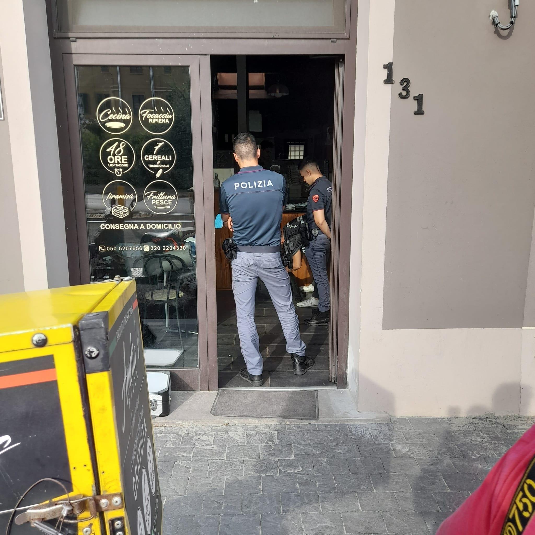 Polizia al lavoro dopo l'accoltellamento durante una rapina all'interno di una pizzeria di Sant'Ermete a Pisa