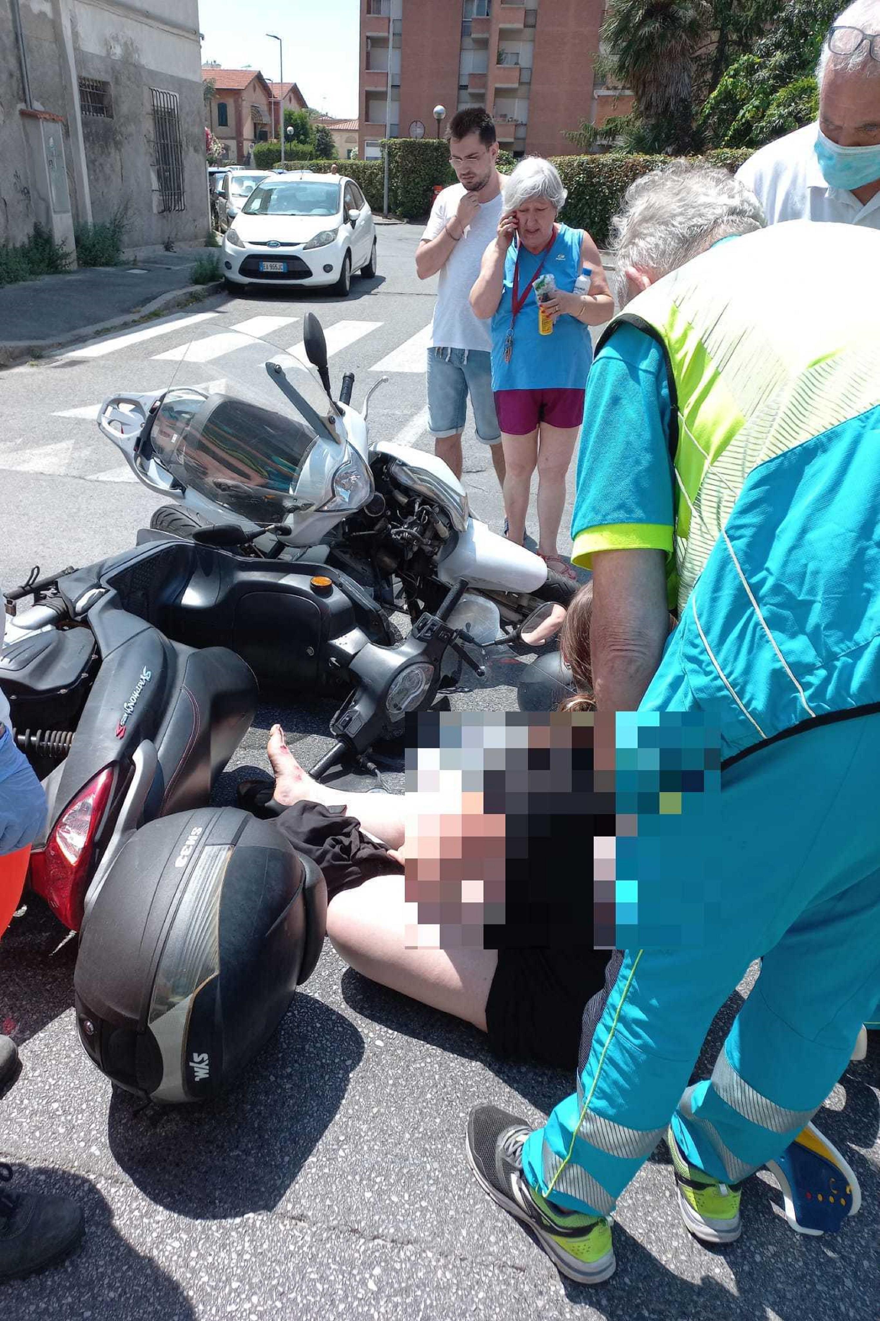 La donna ferita e gli scooter a terra