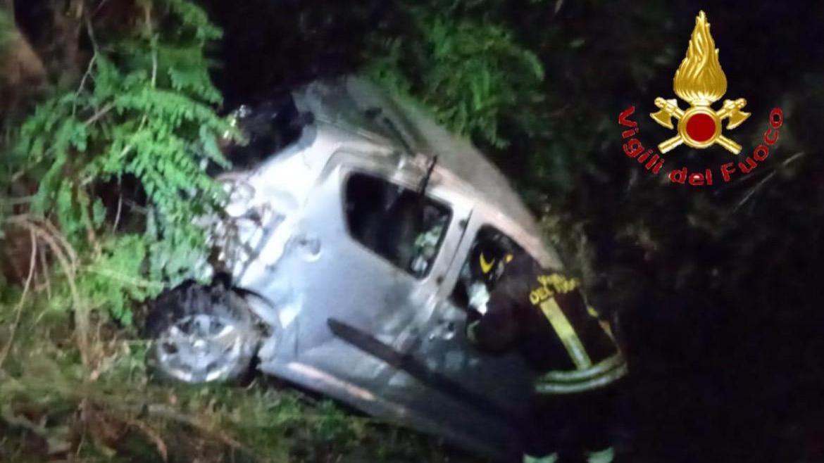 Con l'auto sfondano la ringhiera e precipitano nel dirupo: 3 ragazzi in ospedale a Nuoro